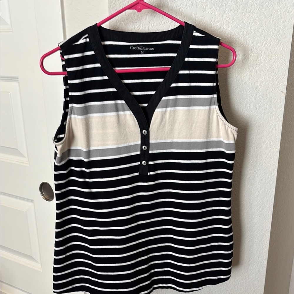 ♦️3 for $15♦️Croft & Barrow Black and White Striped Sleeveless V-neck top Size M